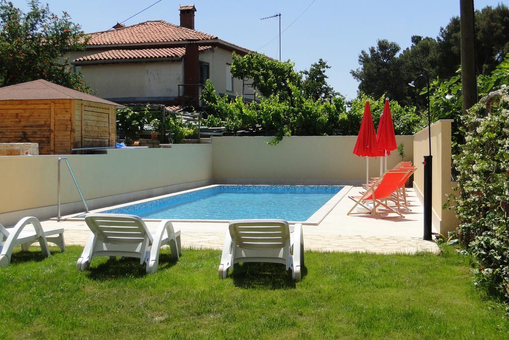 Apartments Villa Ela Umag Bagian luar foto