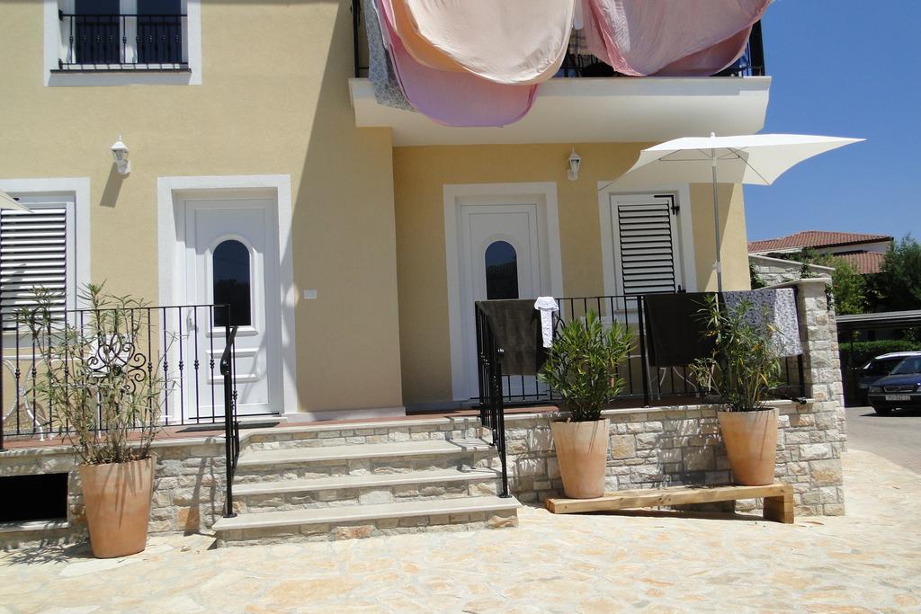 Apartments Villa Ela Umag Bagian luar foto