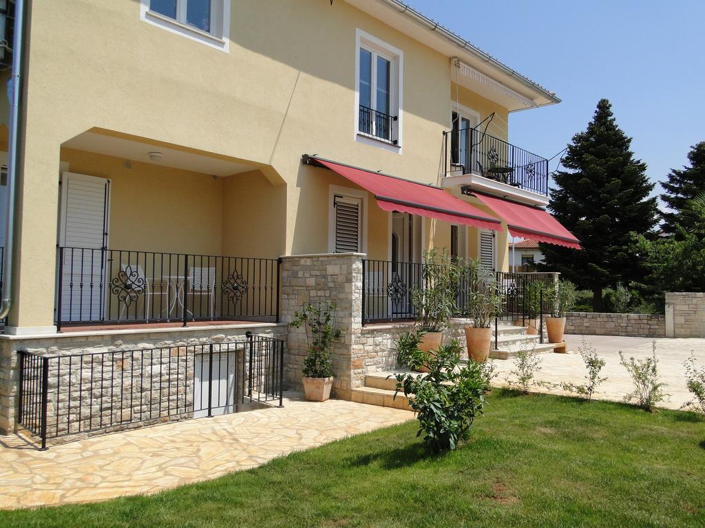 Apartments Villa Ela Umag Bagian luar foto