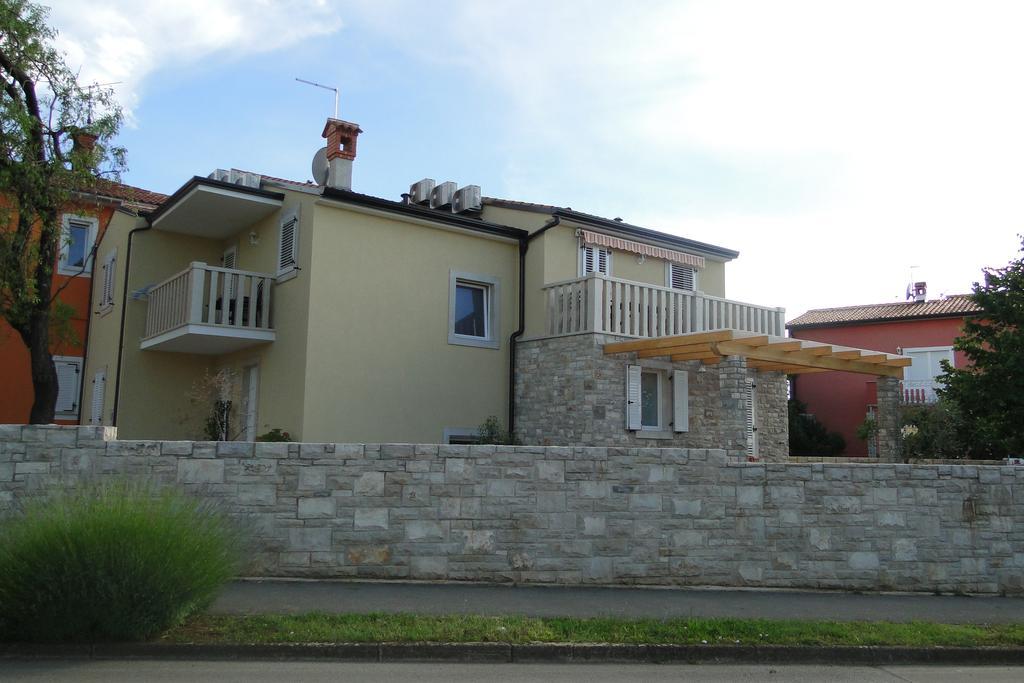 Apartments Villa Ela Umag Bagian luar foto